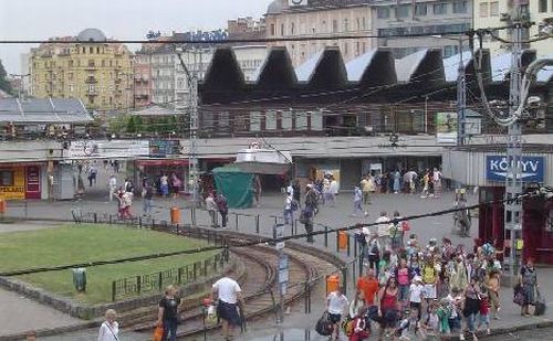 A metróállomás teljes átépítése is szándékában áll az előterjesztés szerint a Budapesti Közlekedési Központnak (BKK) és a városvezetésnek 