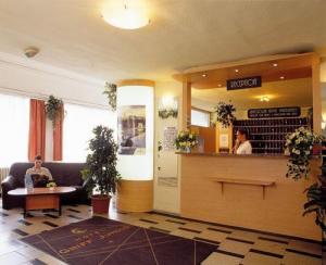Recepció,Informácó A recepciós az előtérben várja kedves vendégeit