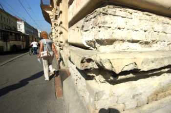 Omladozó épület Omladozó épület Budapest belvárosában