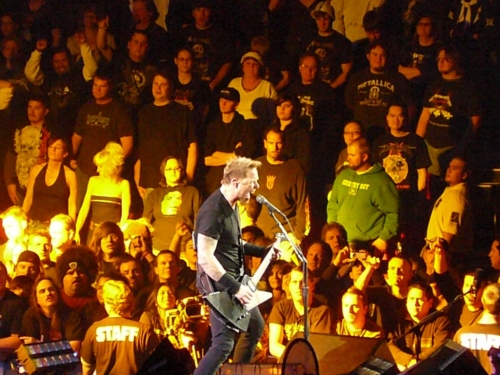 Metallica koncert Metallica koncert örjöngő közönséggel