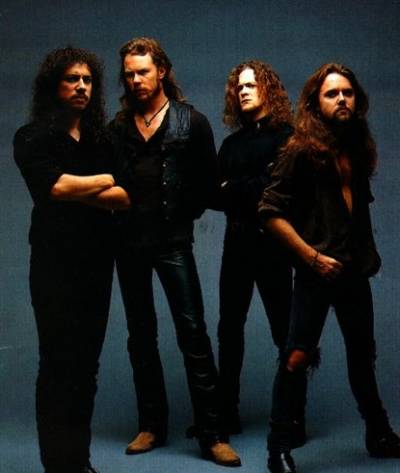 A Metallica rockzenekar Metallica zenekar tagjai álló pózban