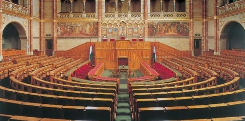 Pénteken hozza nyilvánosságra a parlamenti választások időpontjait az államfő