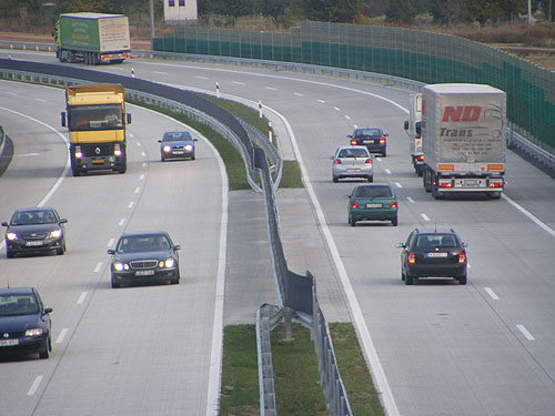Autópálya Az autópályák szerepe, illetve az autók motorhangja is közrejátszik