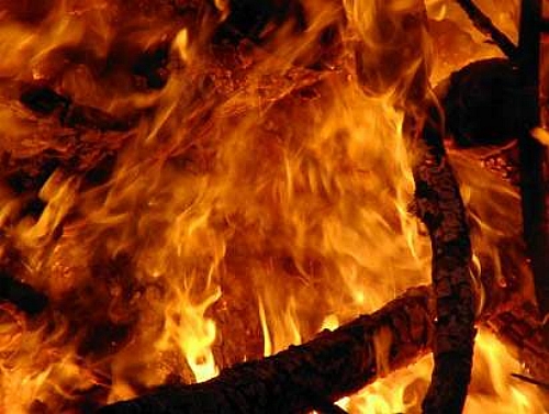 Az égő épületben egy elszenesedett holttestre bukkantak
