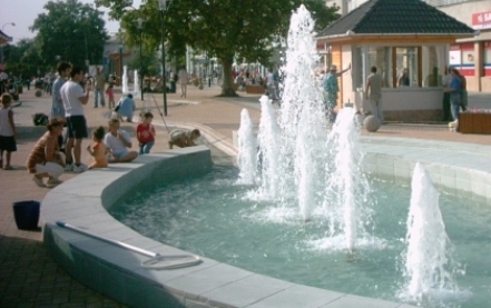 A közterületek locsolásával küzd a hőség ellen a főváros A közterületek locsolásával küzd a hőség ellen a főváros