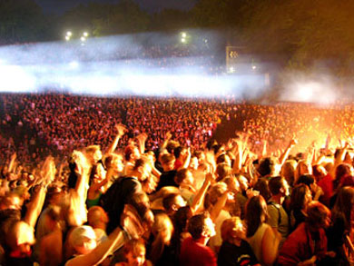 Segélyfesztivál az Óbudai Hajógyári Szigeten Segélyfesztivál az Óbudai Hajógyári Szigeten