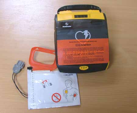 Defibrillátorokat helyeztek el a fővárosi fürdőkben