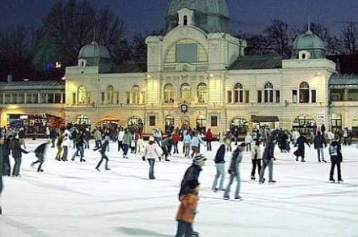 A műjégpálya felújításának folytatását követeli a kivitelezőtől