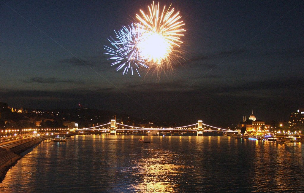 Mintegy félmillió ember nézte a tűzijátékot