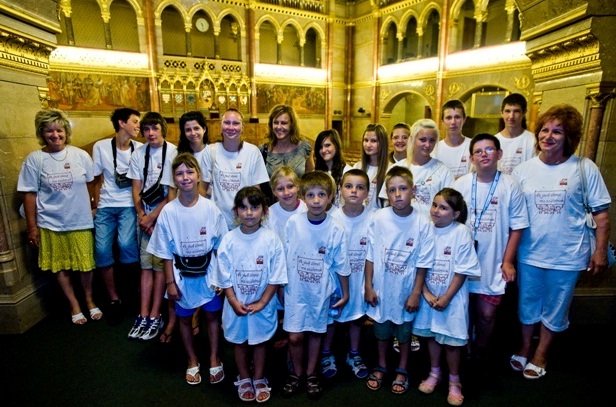 Árvízkárosult gyerekek a Parlamentben