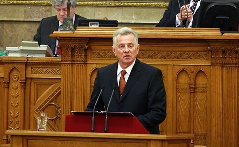 Rajtvonal mögött
