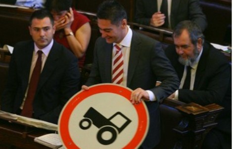 Nincs több ''Traktorral behajtani tilos!'' közlekedési tábla