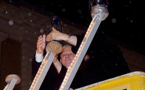 Tarlós István gyertyát gyújtott a Nyugati téren