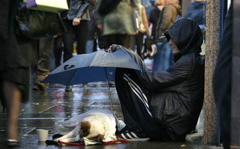 Budapesten, a VIII. kerületben meleg ételt osztott egy vendéglátós a hajléktalanoknak