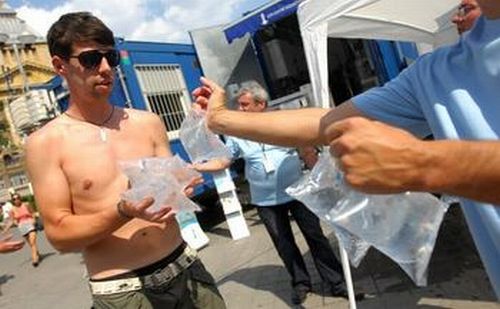 Hőségriadó: vizet osztanak és hűtik az utcákat a fővárosban