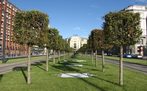 A beruházásban a Dohány utca és a Deák tér között nyolc méter széles zöldsáv jött létre a két villamospálya széthúzásával, és a járdák mellett fasorokat alakítottak ki. 