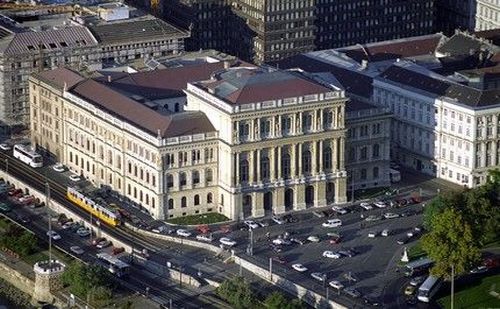 Vitézy Dávid: a Magyar Tudományos Akadémiának is otthont adó Széchenyi tér közepén található zöld felületet is át szeretnék adni a gyalogosoknak