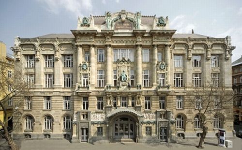 Hétfőn elindulhat a két éve zárva tartó Zeneakadémia hatmilliárdos felújítása, miután pénteken aláírták az erről szóló szerződést – nyilatkozta Batta András