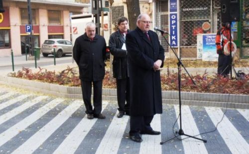 Dr. Tóth József szerint hamarosan a Pozsonyi út újabb szakasza is megújul. bud2.jpg