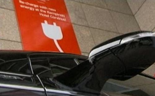 Az V. kerületben nyílt meg az ország első elektromos töltőállomása