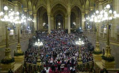 Nyolcszáznál is több gyermek érkezett a Parlamenti Gyermekkarácsonyra