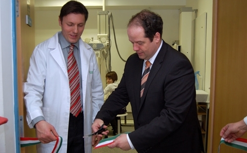 Dr. Hoffmann Tamás, Újbuda polgármestere is részt vett a Gyógyír XI. Kft. szakrendelőjében lezajlott digitalizációs beruházás átadásán.