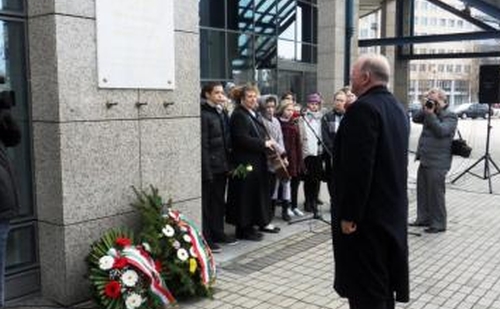 Kopácsi Sándor emléktáblájánál többen, köztük dr. Tóth József polgármester is koszorúval fejezte ki tiszteletét.