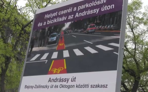 Várhatóan május közepére cserél helyet a kerékpárút és a parkolósáv az Andrássy úton.
