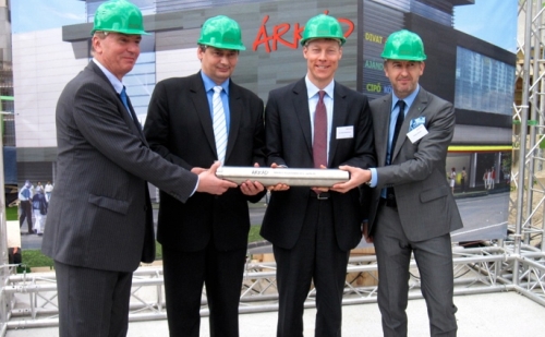 Az alapkő letételével megkezdődött az Árkád 2 bevásárlóközpont építése Kőbányán