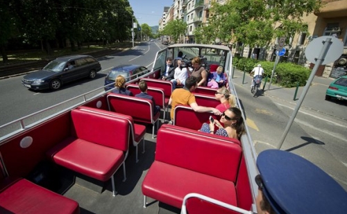 Októberig közlekedik az Ikarus 630 városnéző kabrió busz.