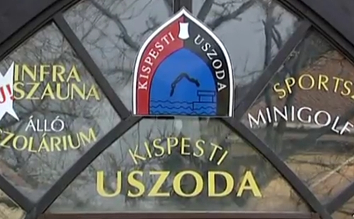 Napkollektorokat telepítenek a Kispesti Uszoda tetejére.