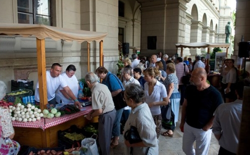 A Kossuth téri termelői piac egészen őszig várja vásárlóit