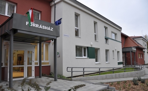 Átadták az uniós támogatásból felépült Forrásház gondozási központot Kispesten