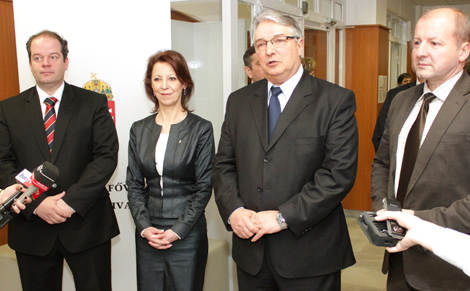 Szabó Erika és Pesti Imre köszöntötték a százezredik budapesti  kormányablakba látogatót