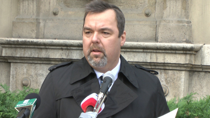  L. Simon László