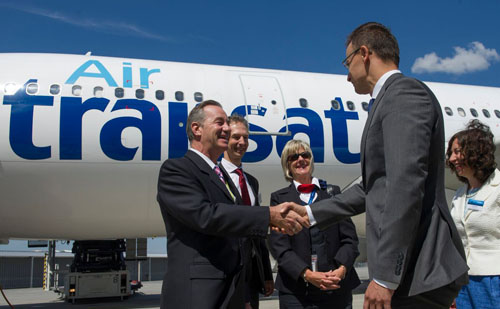 Szijjártó Péter fogadta a kanadai Air Transat légitársaság első járatát