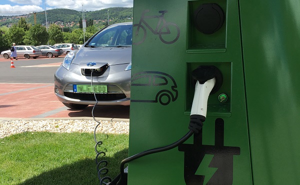Két elektromosautótöltő-állomást telepítettek