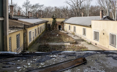 Bontják a Hungexpo irodaházakat, rendőrök vitték el a tiltakozókat