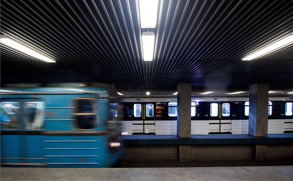 Forgalomba állt a felújított metrószerelvény