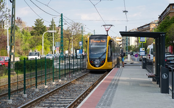 A peronkorszerűsítésnek köszönhetően kényelmesebben és biztonságosabban utazhatnak a közösségi közlekedést igénybe vevők