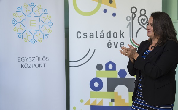 Budapesten nyílt meg az ország első egyszülős központja