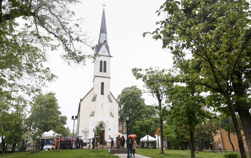 Az Istenhegyi Szent László-plébánia közösségi házának alapkőletétele