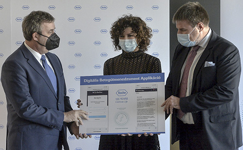Betegútmenedzsment Webapplikációt adományozott a Roche az Országos Kórházi Főigazgatóságnak