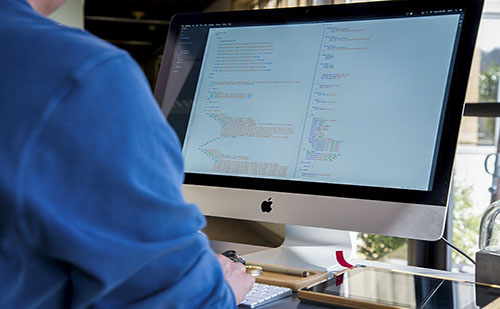 Állami támogatással programozóvá képeztek át 1076 személyt