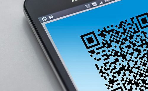 Egy kísérleti program keretében QR-kóddal azonosítják a kukákat