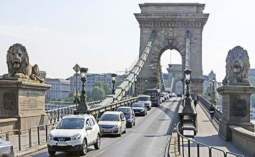 BKK- búvárok vizsgálják át felújítás előtt a Duna medrét a Lánchídnál