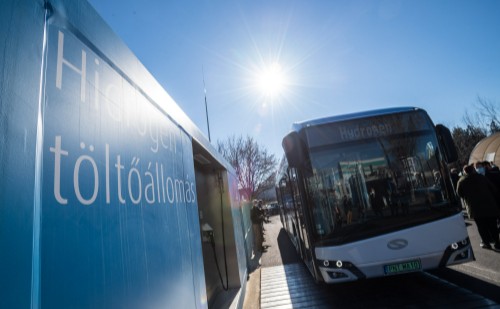 Hidrogén meghajtású busz közlekedik Budapesten