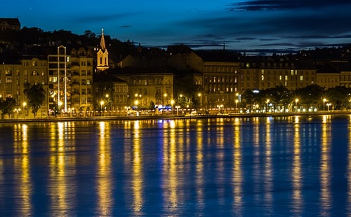 Dunába borult egy hajó Budapesten