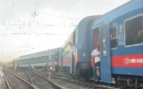 Videóval – Kisiklott egy vonat a Keletiben, nagy káoszt okozott