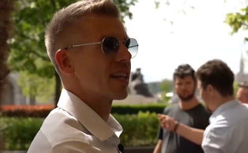 Ki kéri Magyar Péter híres szemüvegét?